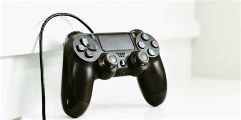 How can game guides highlight emerging mods to foster community engagement?