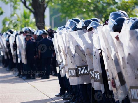 Crowd control police practice using shields and batons. 13680803 Stock ...