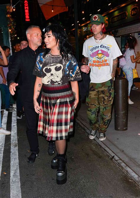 What Is Indie Sleaze Aesthetic? Here's How to Wear the Fashion Trend