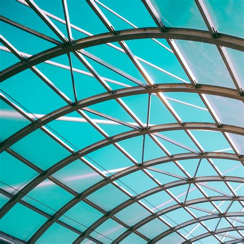 How to structure game guides for discoverability, frequent updates, and user engagement?