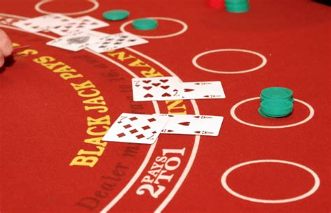 For optimal player engagement, should gaming guides prioritize concise video or detailed text?