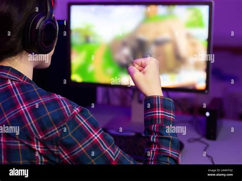 Professional video gamer winning hi-res stock photography and images ...