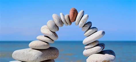 How to balance detailed info with beginner-friendly tips in gaming guides?