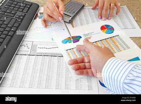 Analyzing data hi-res stock photography and images - Alamy