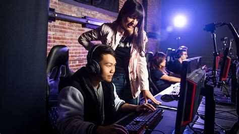 What VOD review techniques do pro esports players use to improve skill?