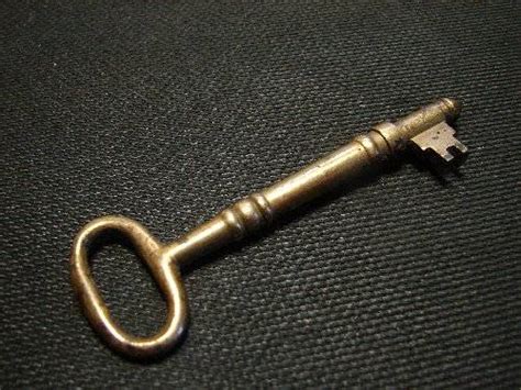 What key elements must indie game pitches include to get a Spotlight feature?