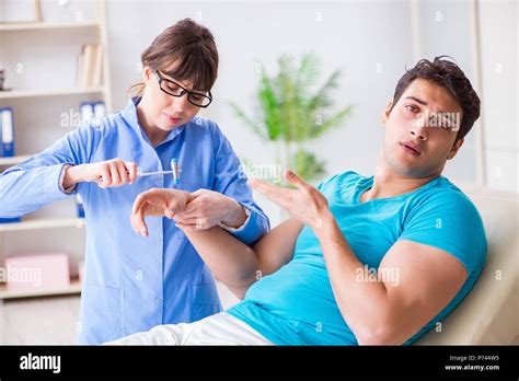Doctor checking nerve reflexes with hammer Stock Photo - Alamy