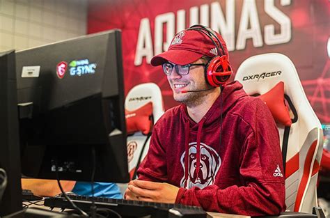 How can aspiring esports players effectively manage stress and avoid competitive burnout?