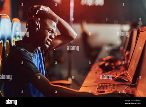 Professional e gamer hi-res stock photography and images - Alamy