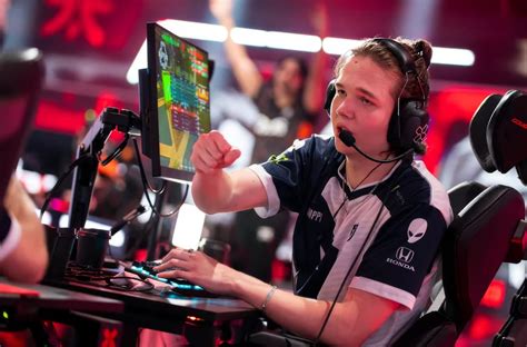 What are the top mental strategies for solo players to climb ranks in team esports?