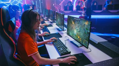 383 800+ Gaming Photos, taleaux et images libre de droits - iStock