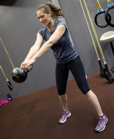 What daily training routine do pro Esports players use for peak performance?